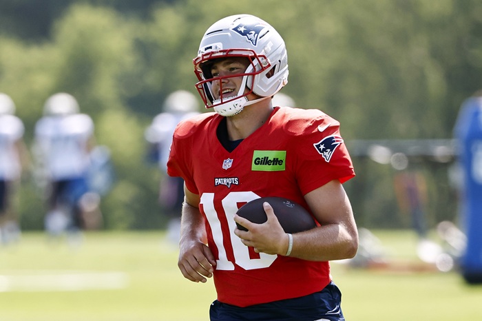 Does Patriots' Draƙe Maye feel pressure to become tҺe next Tom Brady?